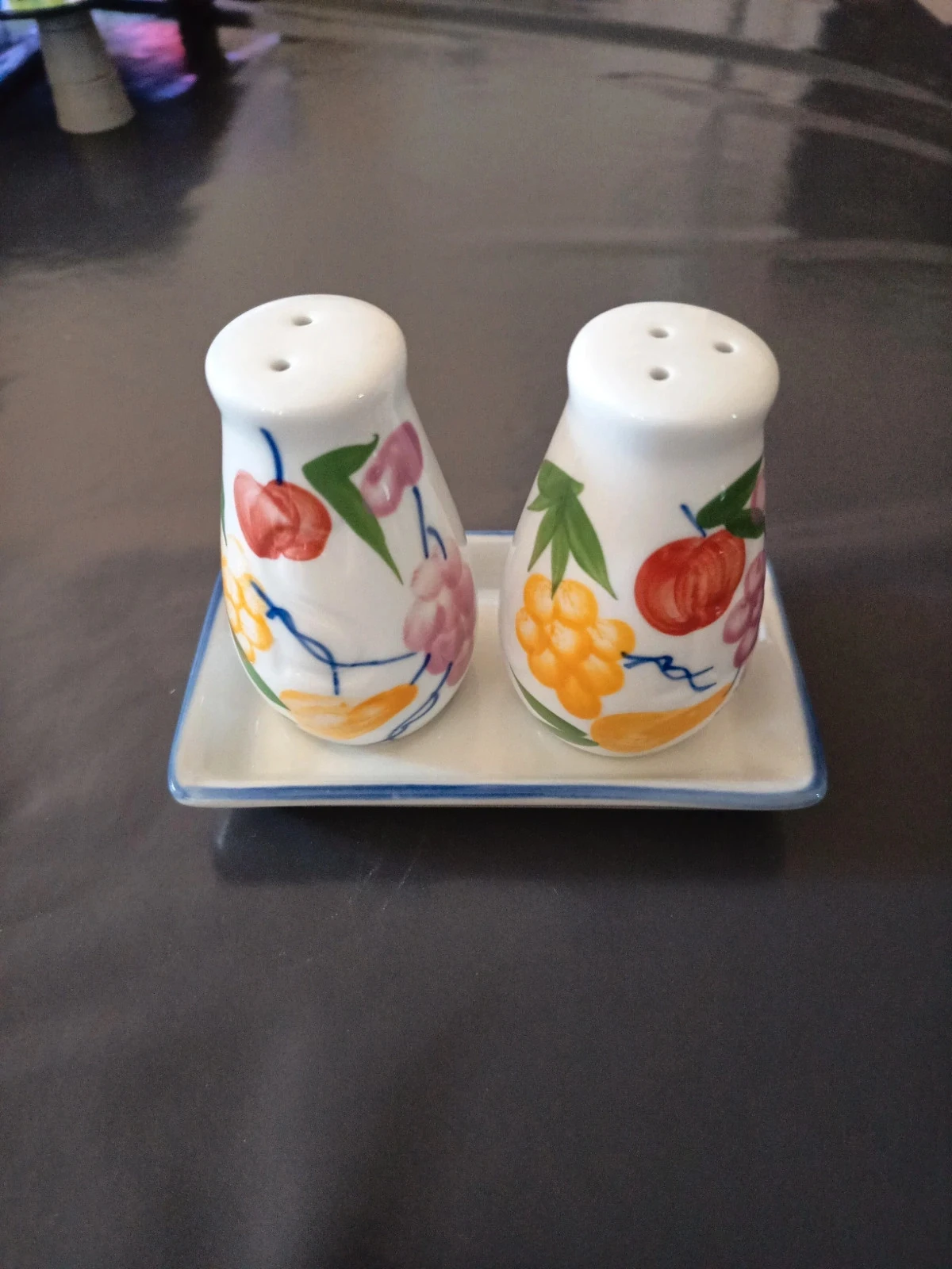 Salières sur plateau fruits